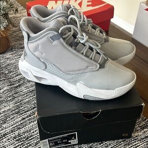 Jordan Max Aura 4 (GS) cool grey/wolf grey & white size 5.5Y